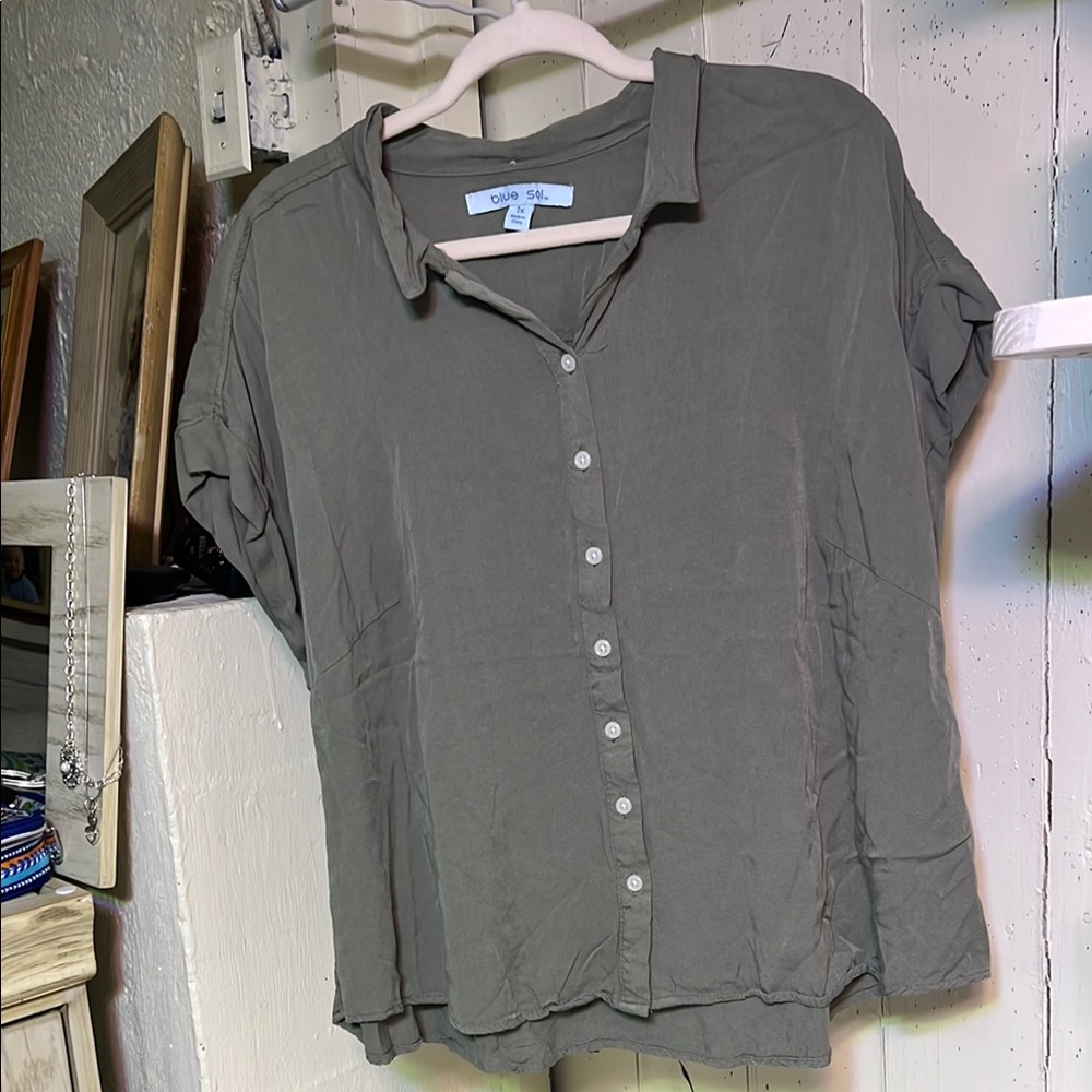 Levi's Gray Short Sleeve Boxy Button Down Top